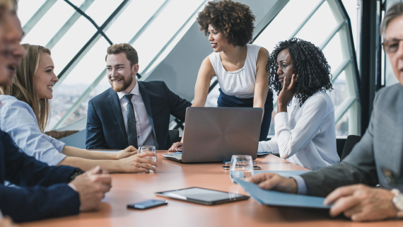 Photo d’une équipe de travail assis autour d’une table