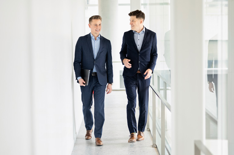 Deux conseillers marchant dans un couloir