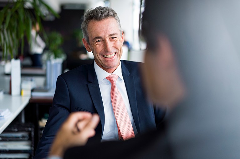 Un homme qui assiste à une rencontre