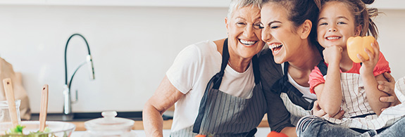 Trois générations de femmes cuisinant ensemble