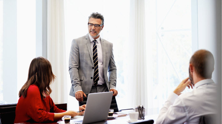 Rencontre entre des clients et leur conseiller