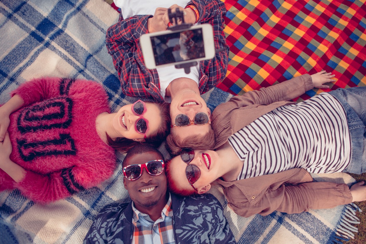 Quatre adolescents qui prennent une photo.