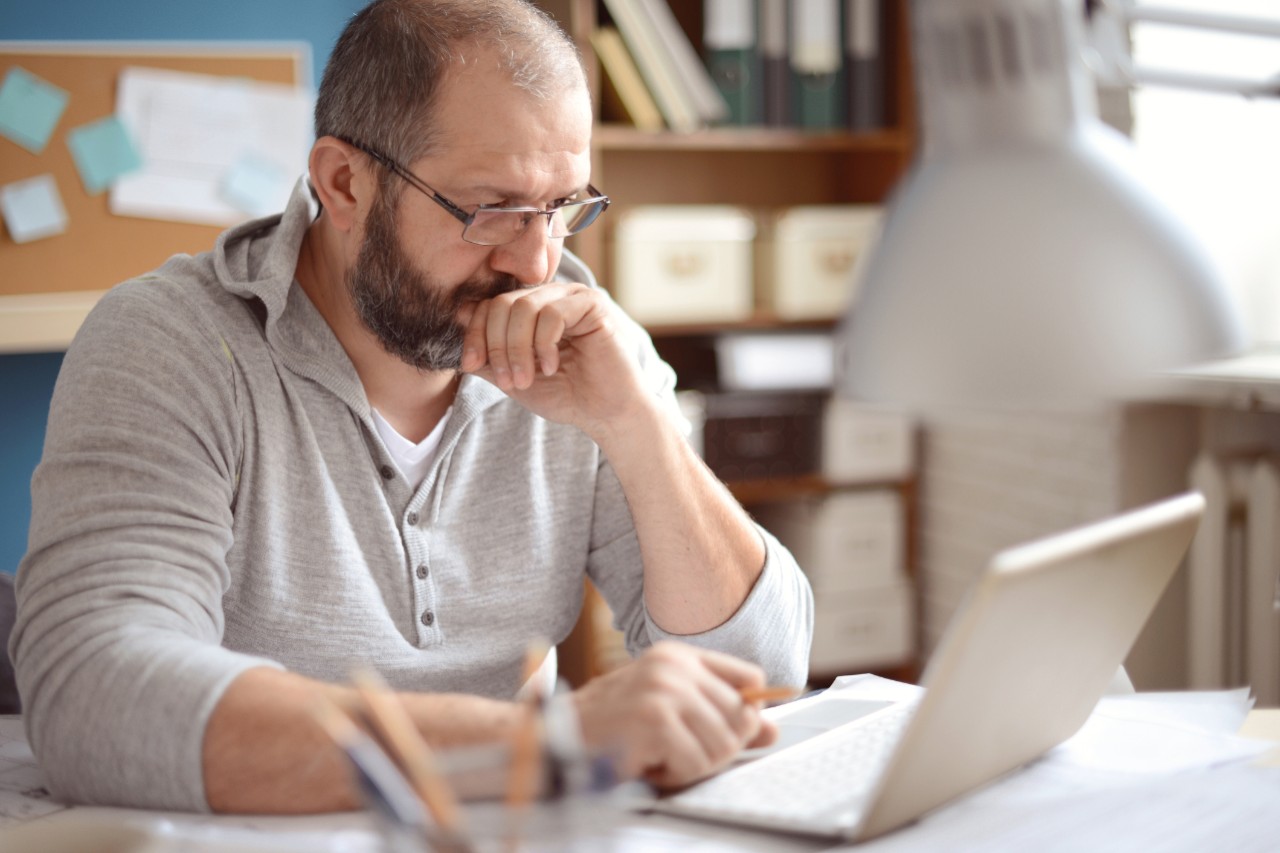 un homme qui consulte son ordinateur