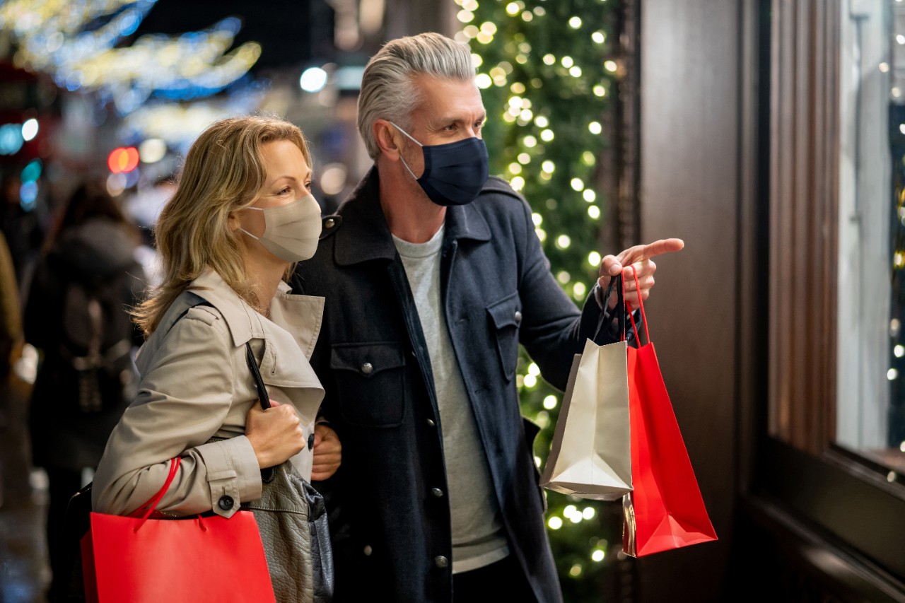 un homme et une femme qui portent un masque.