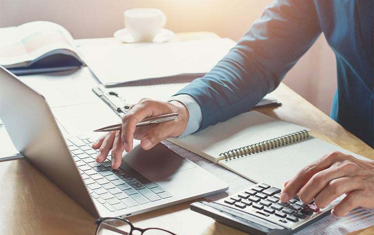 Un homme au travail.