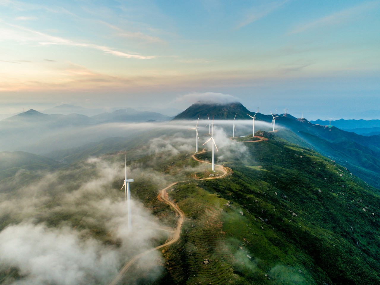 Éoliennes sur une montagne dans le brouillard.