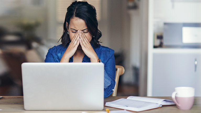 Femme qui réfléchit devant son écran.