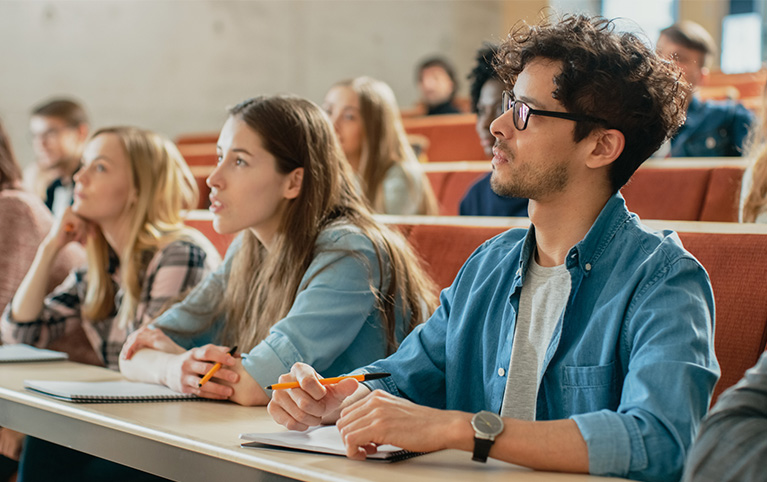 Des personnes qui assistent à un cours.