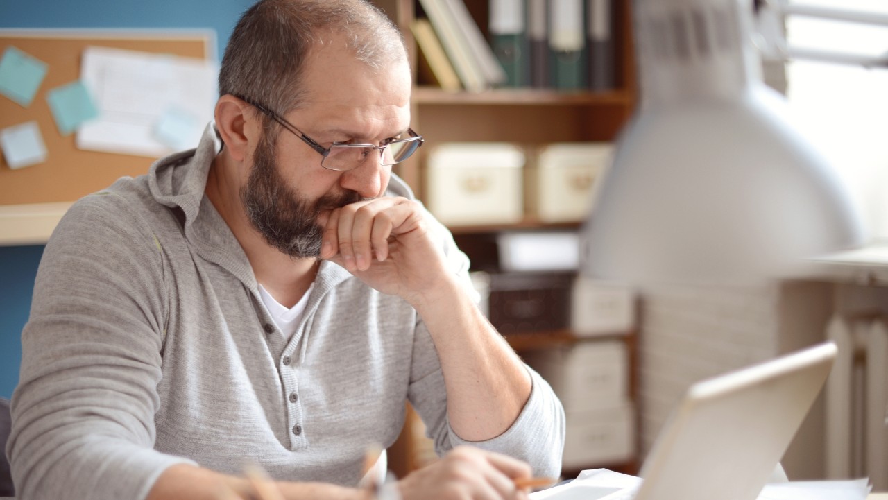 un homme qui consulte son ordinateur