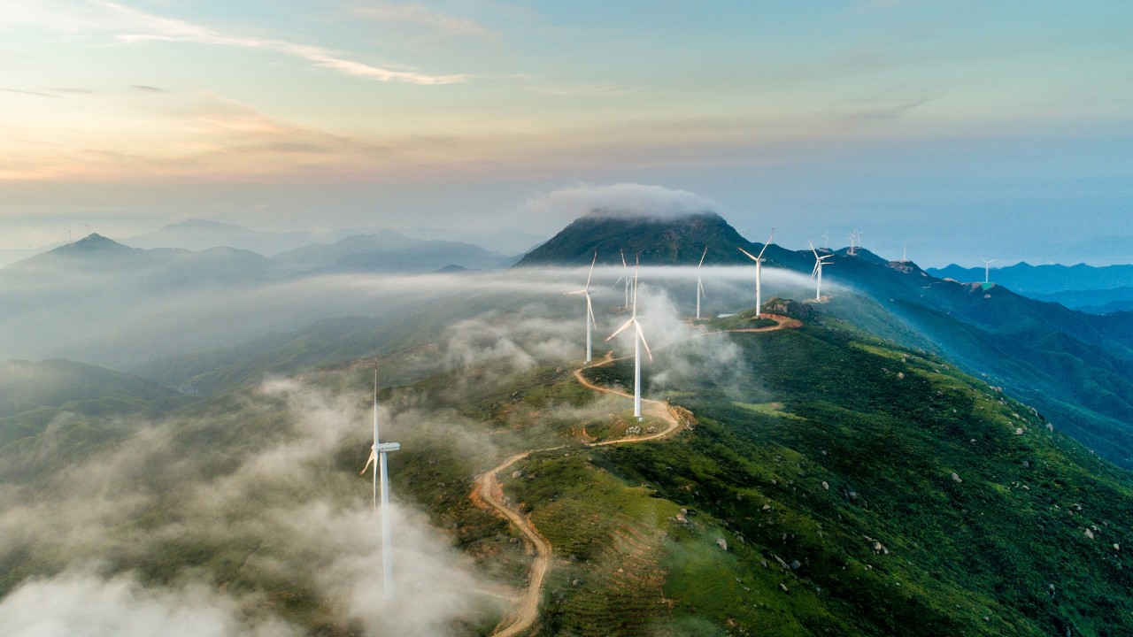 Éoliennes sur une montagne dans le brouillard.