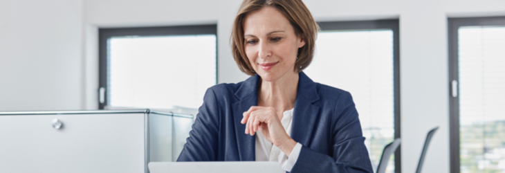 Une femme au bureau.