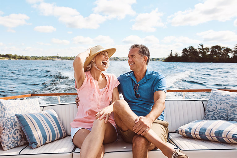 Un homme et une femme qui rient sur un bateau.