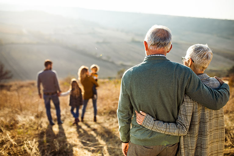 Des personnes qui regardent un beau paysage en une journée ensoleillée.