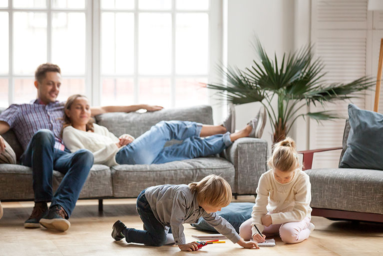 Une famille dans un salon