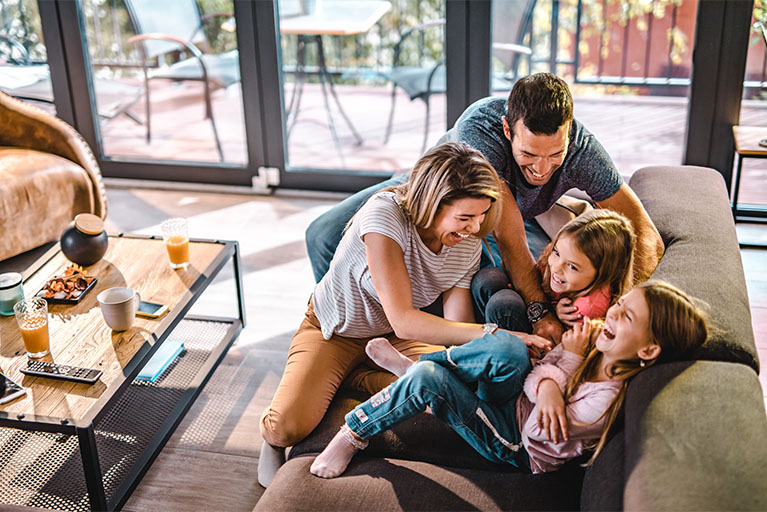 Une famille qui écoute la télévision.