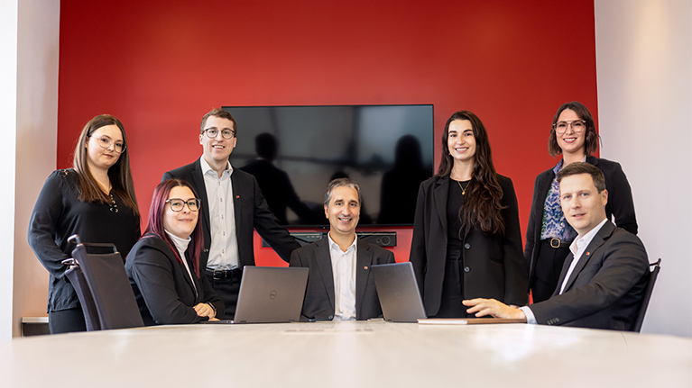 Six personnes autour d'un bureau