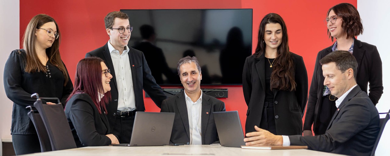 Membres de l'équipe Dion Parenteau dans un bureau.