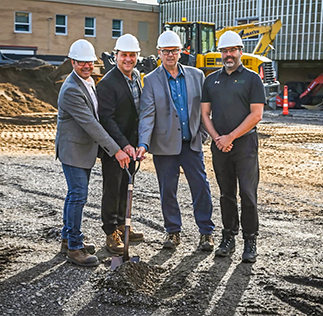 Photo de 4 hommes sur un chantier de construction 