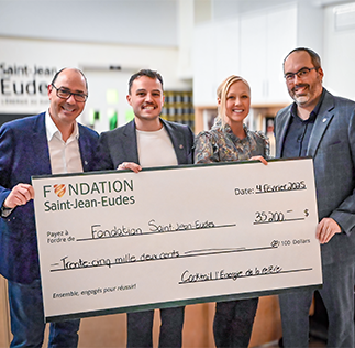 Photo de 4 personnes qui tiennent un grand chèque pour la Fondation Saint Jean Eudes d'un montant de 35 200$
