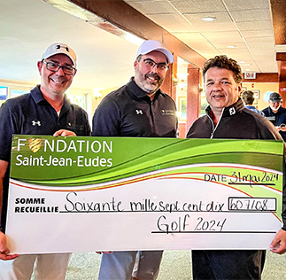 Stéphane Gosselin et deux autres hommes tenant un chèque de soixante mille sept cent dix dollars pour la Fondation. 
