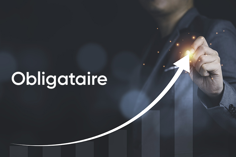 Image d'un main pointant l'évolution sur un diagramme en bâton.