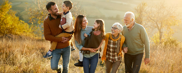 Une famille composé des enfants, parents et grand-parents