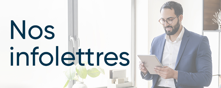 Image d'une homme lisant regardant l'écran d'une tablette électronique