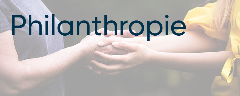 Image de deux femmes se donnant la mains avec le titre Philanthropie