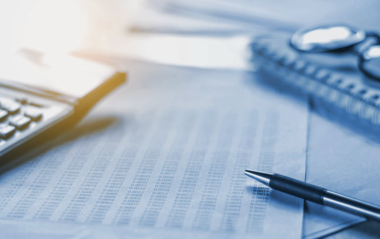 Plan de travail avec calculatrice et rapport financier pour démontrer notre portefeuille privé.