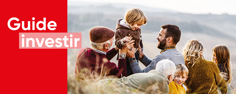 Une famille à l'extérieur.