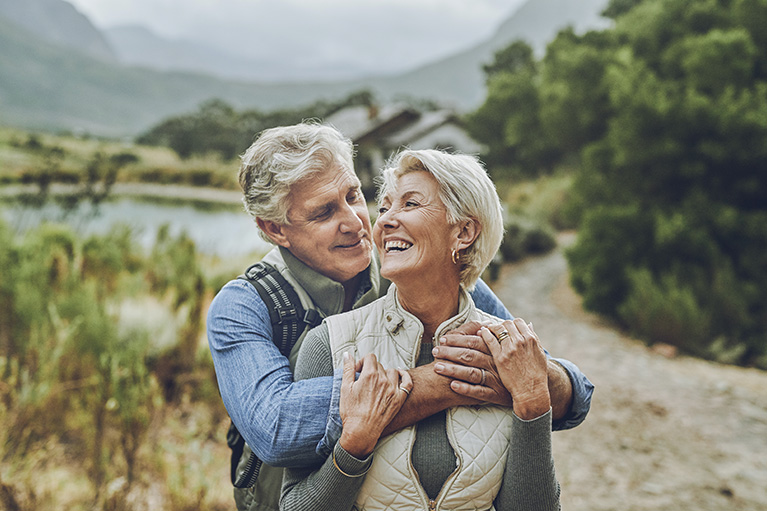 Couple senior retraité, en randonnée dans la forêt.