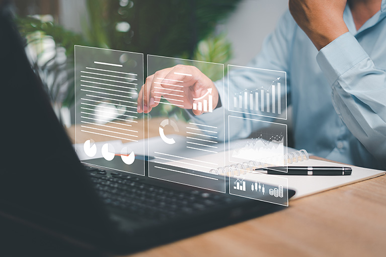 Professionnel qui consultent l'infolettre, lettre financière et autre documents d'investissements sur un ordinateur portable.