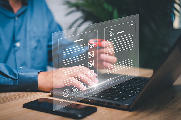 Professionnel qui consultent l'infolettre et les publications externes de son équipe en gestion de patrimoine sur un ordinateur portable.