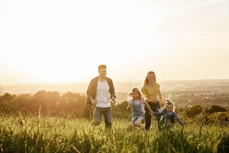 famille heureuse qui court dans un champ