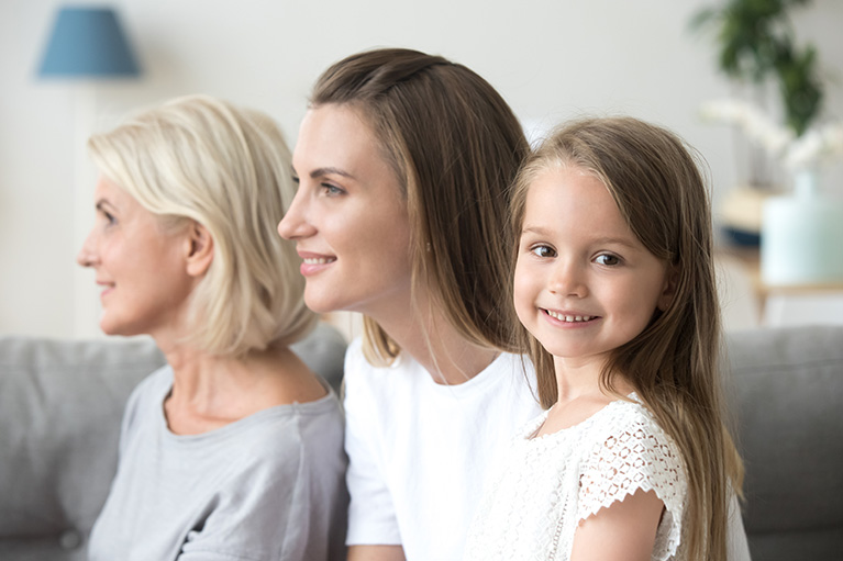 Deux femmes et une fille sur un divant.