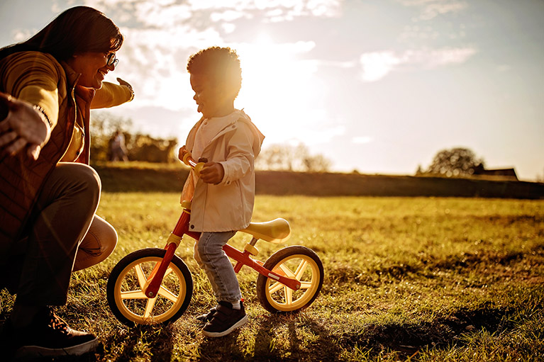 trois personnes qui parlent, document à la main.