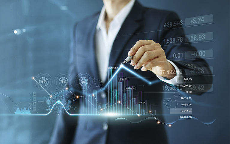 Image d'un homme derrière un graphique montrant un sommet sur la courbe. 