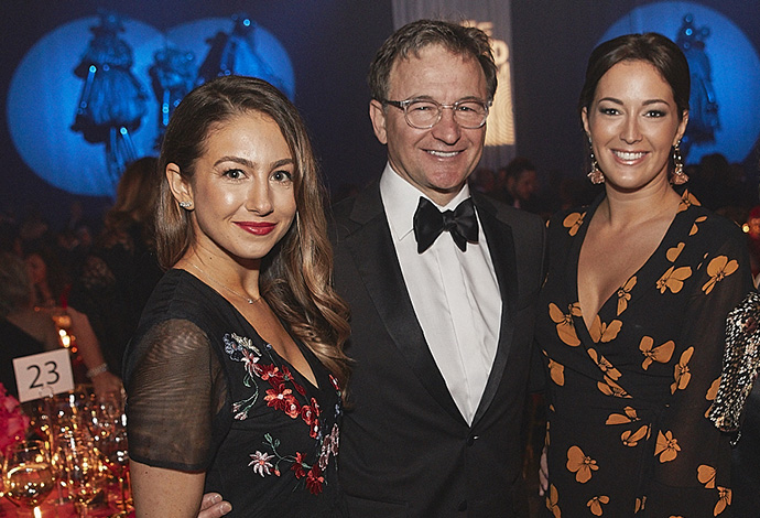 Image 3 personnes: Sandra Ferreira en compagnie d'Yves Bernier et  Émilie Croteau du Groupe Bernier lors du Bal Sucré du Musée McCord en 2018. 