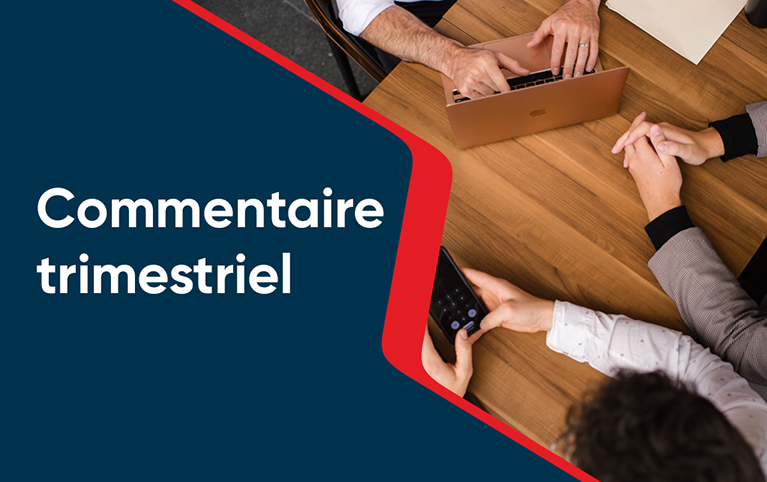 3 personnes autours d'une table travaillant avec un ordinateur et l'ecriture Commentaire trimestriel sur fond blanc à gauche de l'image.