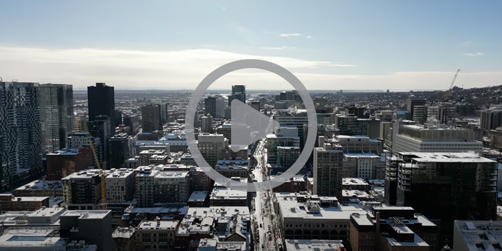  Vue aérienne de Montréal avec symbole lecture vidéo
