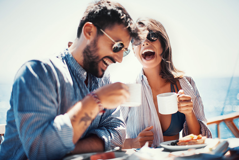 Un couple prend un café ensemble sur un bateau