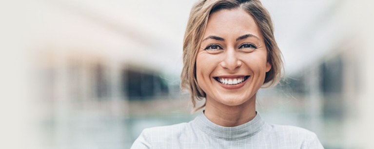 Finances pour elles, oser s'investir. Photo d'une femme regardant l'objectif.