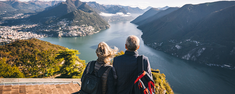 Couple admirant un lac en haut d'une montagne.