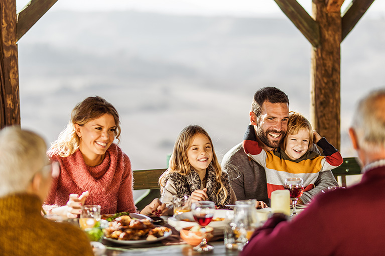 Famille souriante à la table