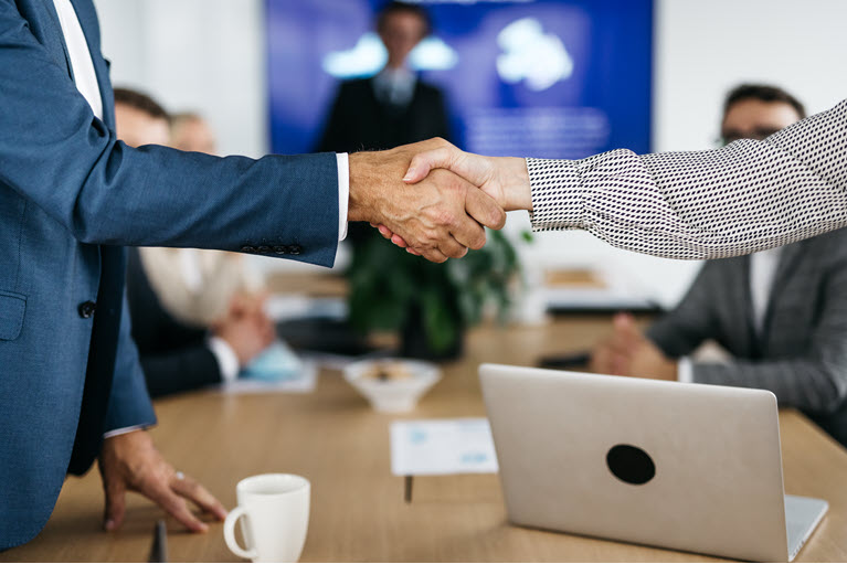 Deux associés qui se serrent la main