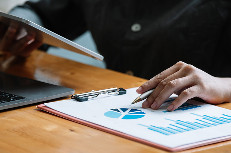  Femme d'affaires utilisant un ordinateur tablette pour l'analyse du rapport financier