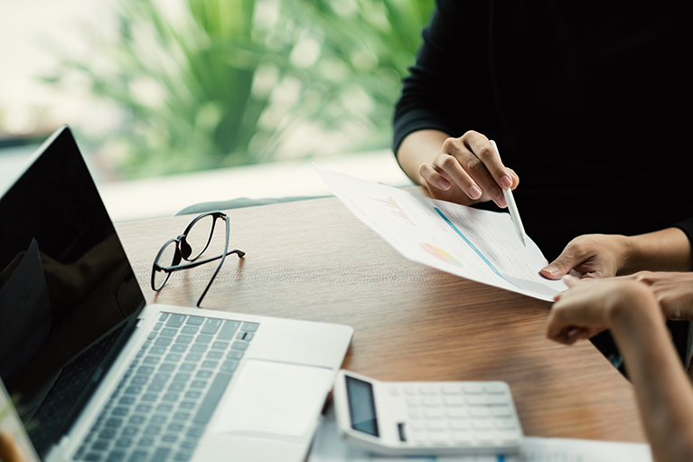 réunion pour analyser et discuter de la situation sur le rapport financie