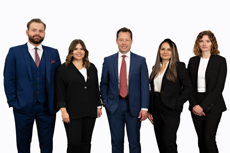 Groupe Financier SM de gauche à droite : Jordan Hallman, Nicole Strenger, Graeme Siverston, Saadet Yesilkaya, Elizabeth Cordeau.