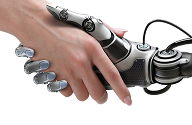 Une main robotique serre une main humaine.