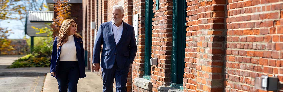 Photo du conseiler Michel et son adjointe Stéphanie en train de marcher.